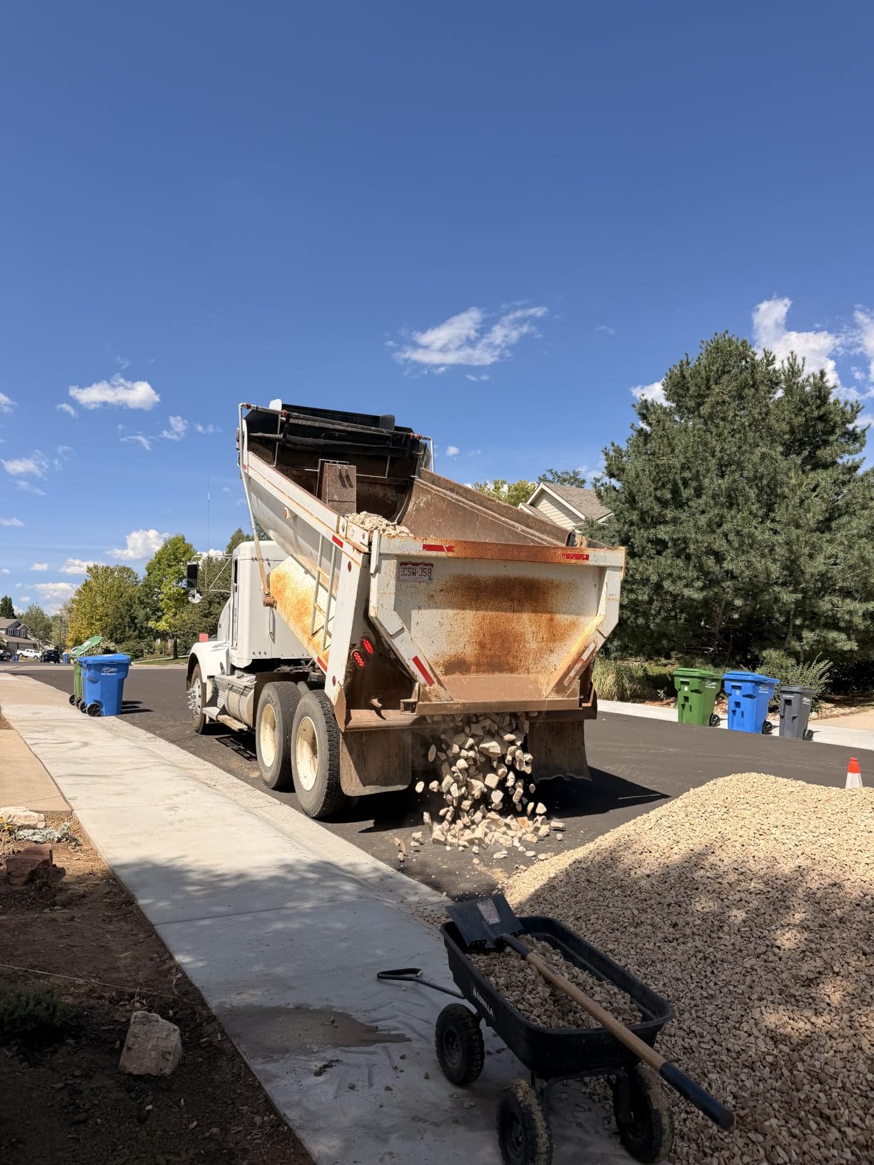 Gorilla Carts Poly Dump Cart, 600 lb. Capacity, 4 Cu ft, Quick Release Dump customer photo 2