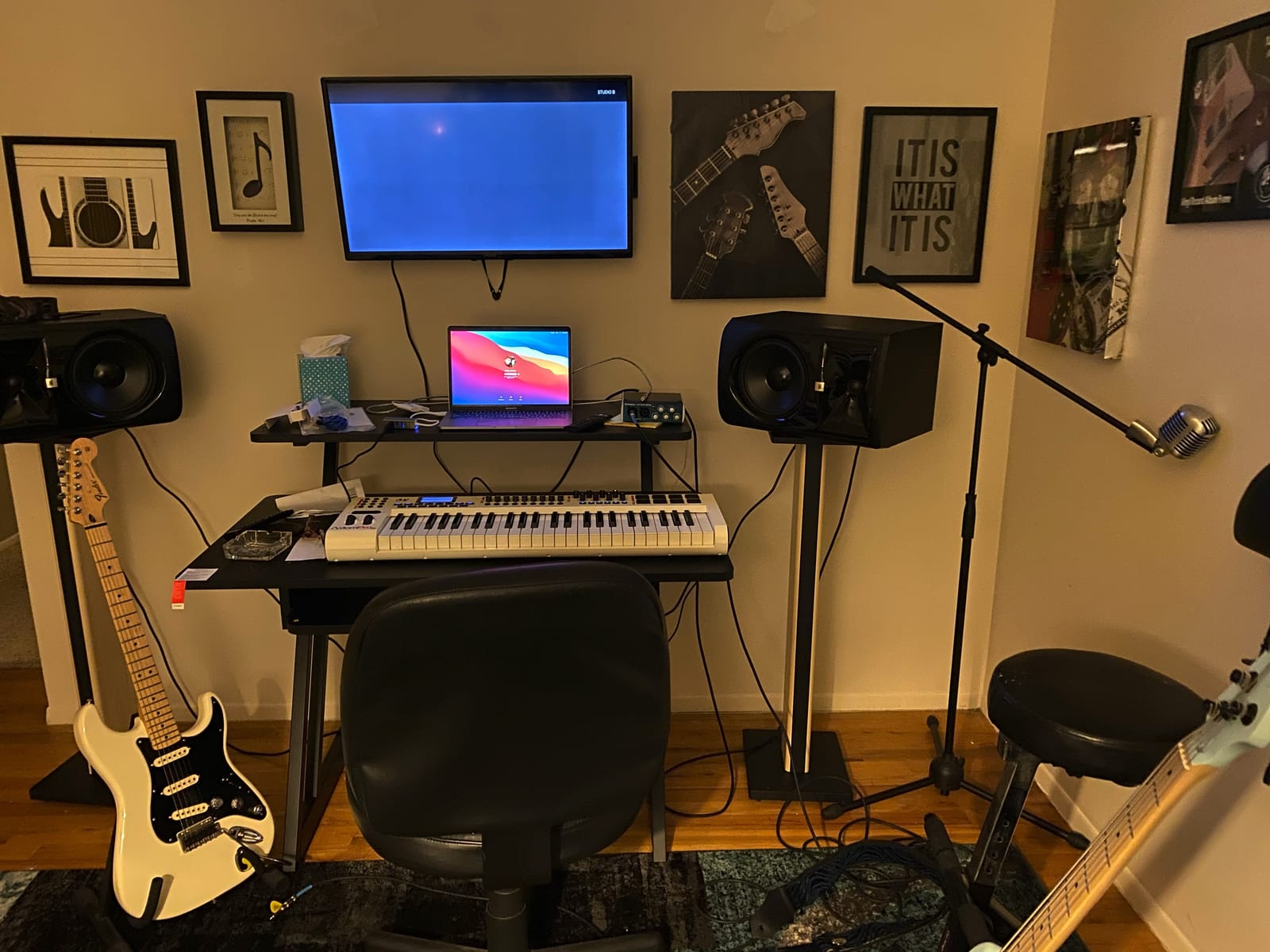 On-Stage WS7500 Series Wood Studio Workstation - Black customer photo 2