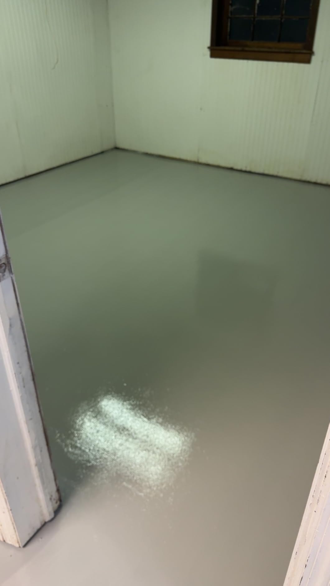 KILZ 1-Part Epoxy Concrete & Garage Floor Paint, Silver Gray, 1 Gallon customer photo 1