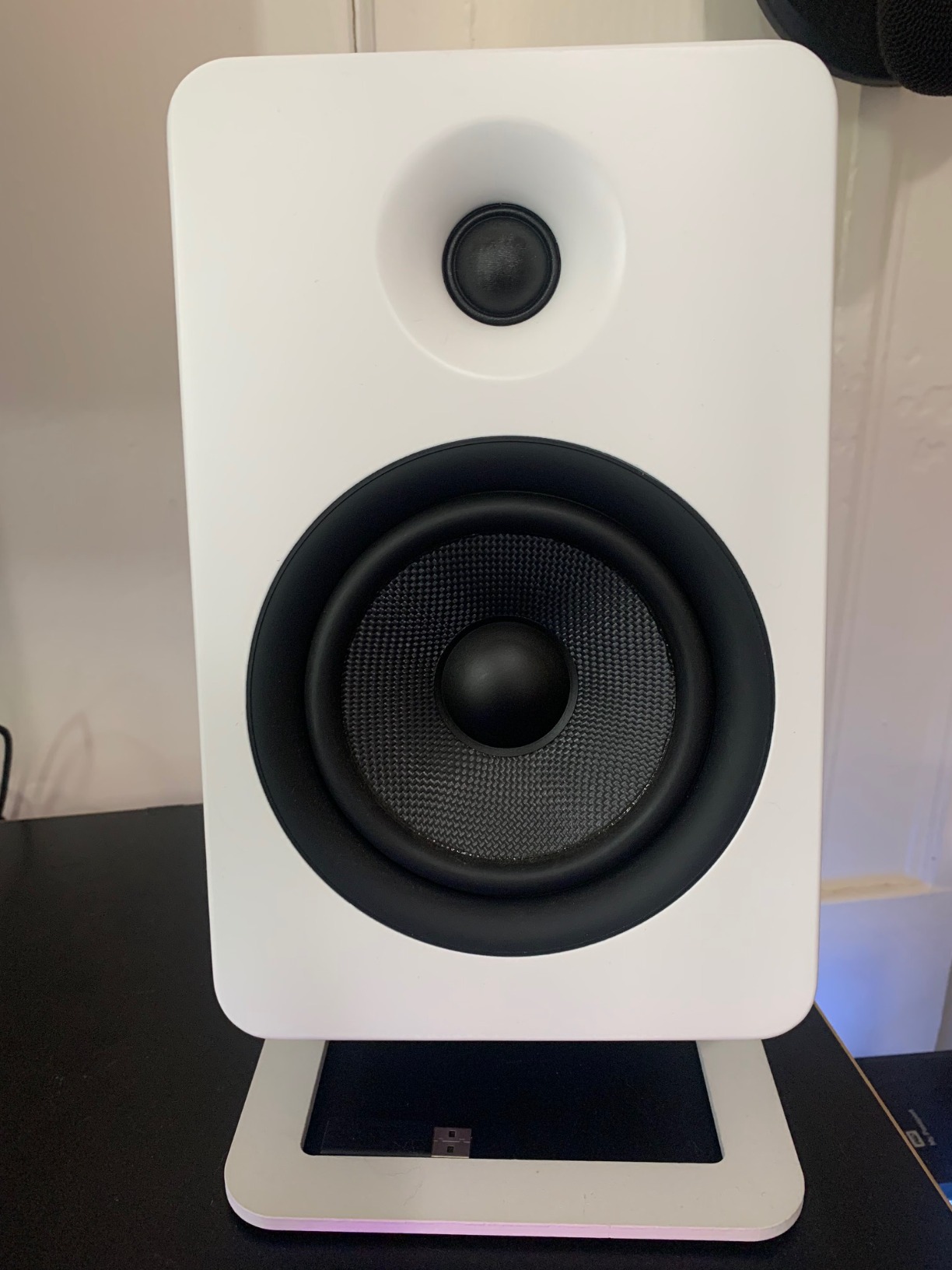 Kanto YU6MW Powered Bookshelf Speakers with Bluetooth and Phono Preamp | Pair | Matte White customer photo 2