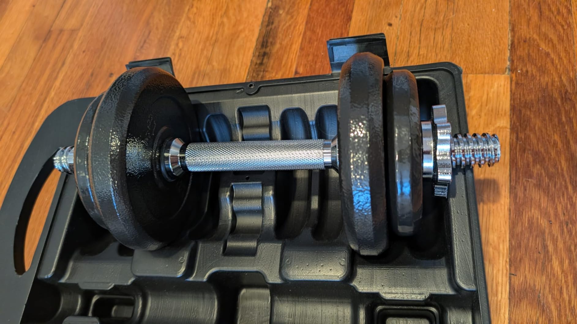 Amazon Basics Adjustable Dumbbell Hand Weight Set with Storage Case, Portable, Secure, 38 Pounds, Black customer photo 1