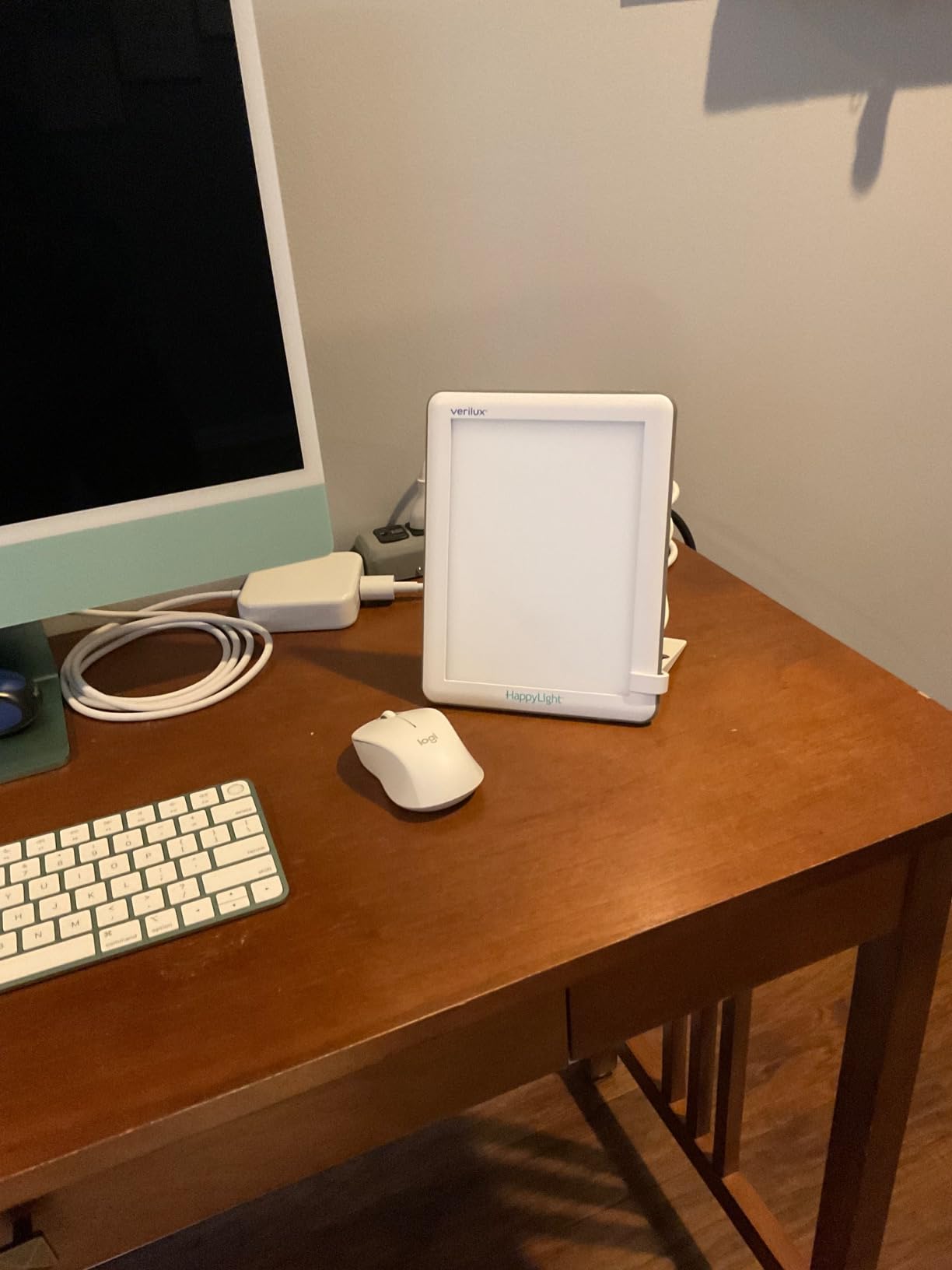 Verilux HappyLight Lucent - One-Touch Light Therapy Lamp with 10,000 Lux, UV-Free, LED Bright White Light & Detachable Stand for Boosting Mood & Improving Sleep customer photo 1