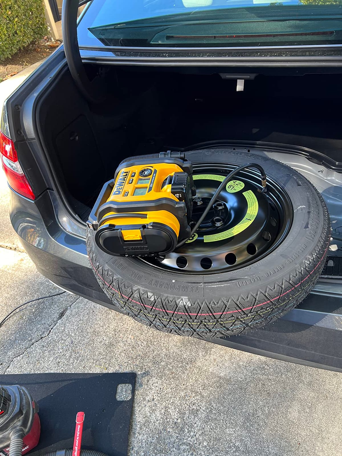 DEWALT Tire Inflator Portable Air Compressor 20V MAX, Car Air Pump with Automatic Shut Off, LED Light, Tool Only (DCC020IB) customer photo 2