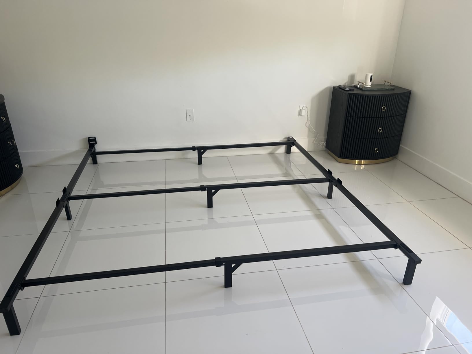 Amazon Basics Metal Bed Frame, 9-Leg Support Base for Box Spring and Mattress, King-Size, Tool-Free Easy Assembly, 79.6 x 76 x 7, Black customer photo 1