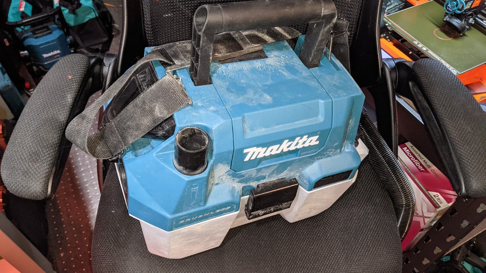 Makita XCV11Z 18V LXT Lithium-Ion Brushless Cordless 2 Gallon HEPA Filter Portable Wet/Dry Dust Extractor/Vacuum, Tool Only customer photo 2