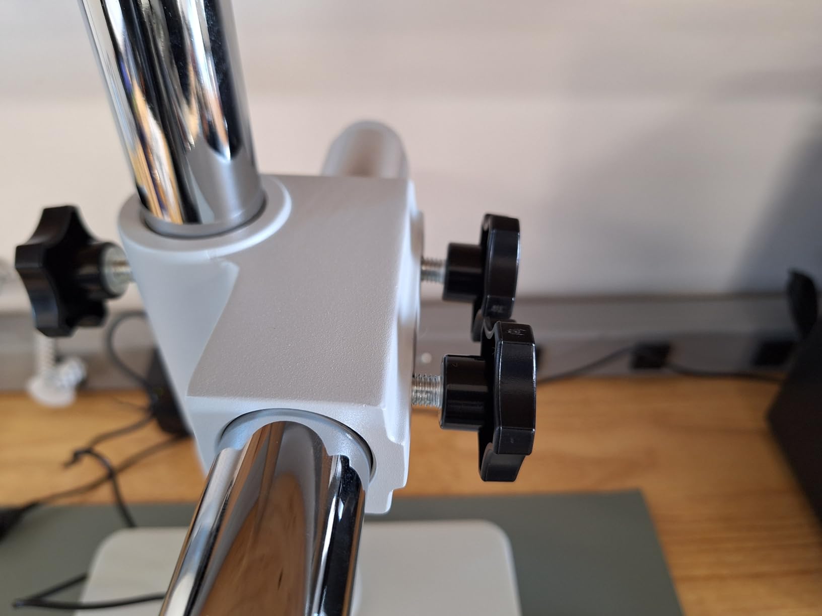 SWIFT S7 7X-45X Trinocular Stereo Microscope with Wide-Field 10X Eyepieces,0.7X-4.5X Zoom Objective Lens, Single-Arm Boom Stand, and 56-Bulb LED Ring Light customer photo 2