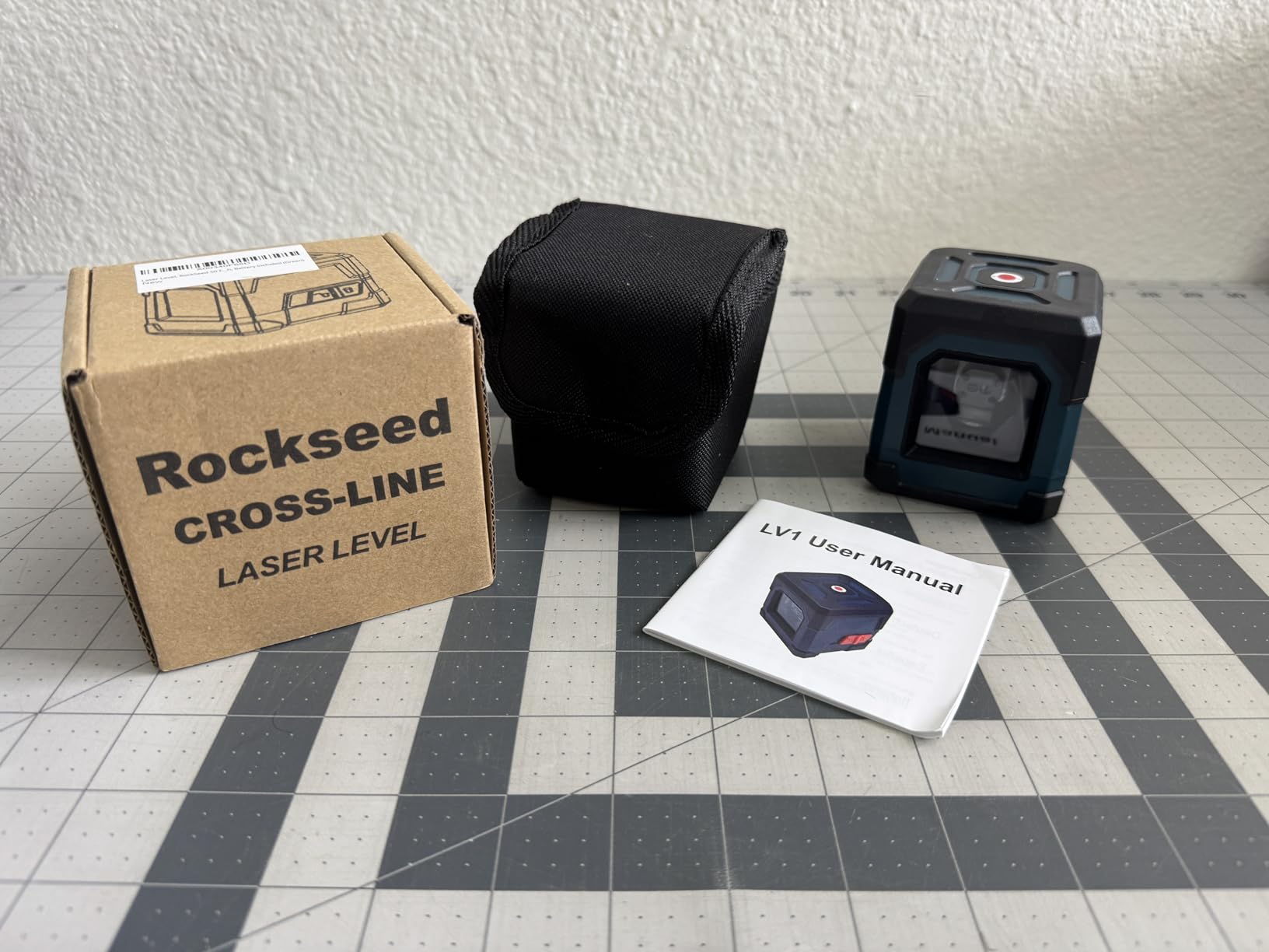 Laser Level, RockSeed Cross Line Laser with Self-Leveling, Vertical and Horizontal Line, Rotatable 360 Degree, Carrying Pouch, Battery Included (LV1G) customer photo 2