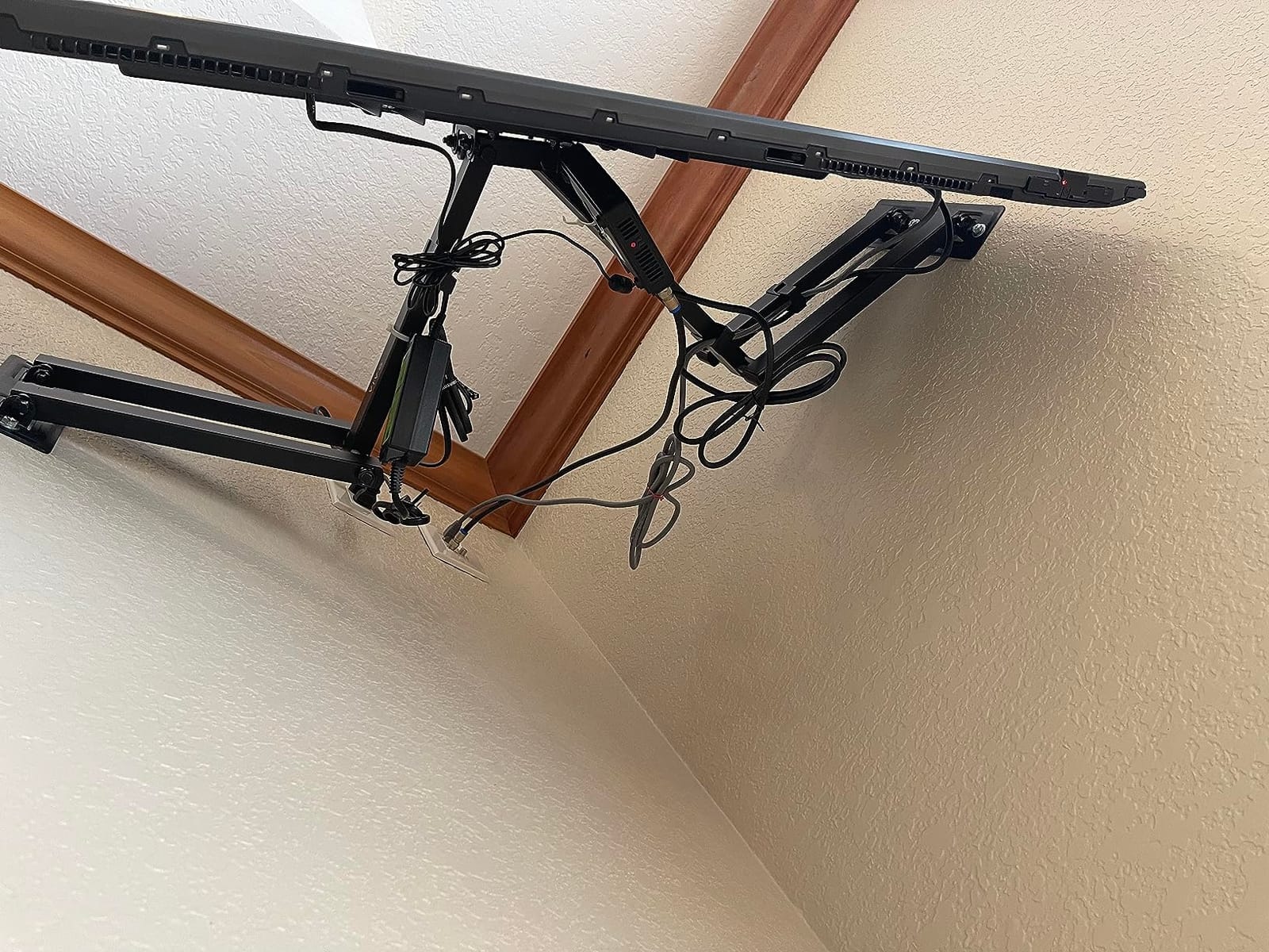 VIVO Black Corner TV Wall Mount for 37-70 in Flat Screens, MOUNT-CR70C customer photo 1