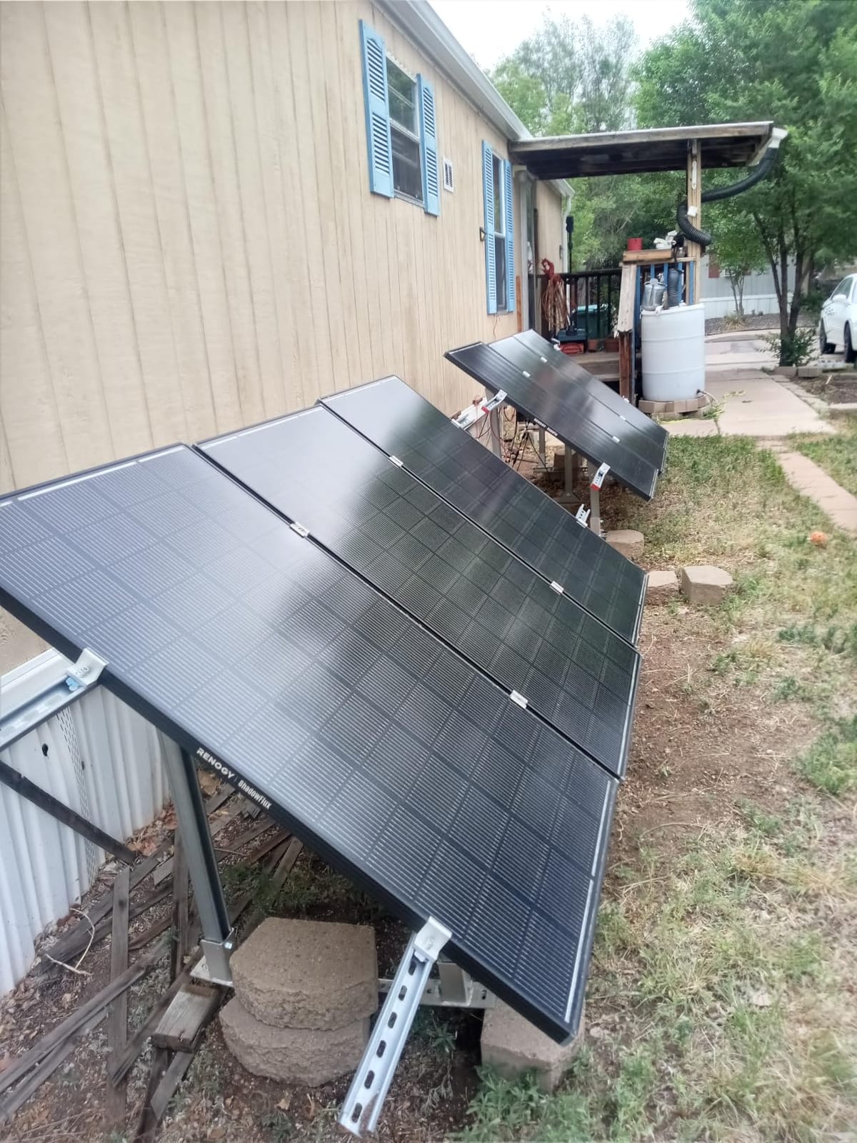 ECO-WORTHY Upgraded Solar Ground Mount Adjustable Multi-Pieces Solar Panel Mounting Brackets Kit System for 4pcs 200W/3pcs 300W/2pcs 400W Solar Panels for Ground,Open Space, Cabins and Backyard Sheds customer photo 2