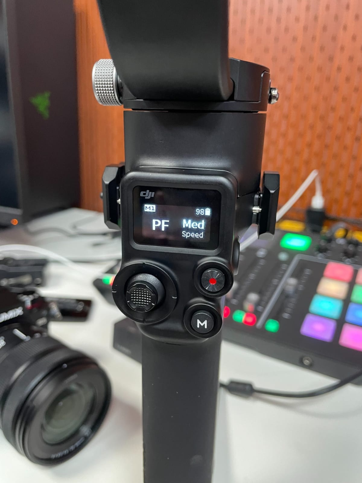 DJI RSC 2 - 3-Axis Gimbal Stabilizer for DSLR and Mirrorless Camera, Nikon, Sony, Panasonic, Canon, Fujifilm, 6.6 lb Payload, Foldable Design, Vertical Shooting, OLED Screen, Black customer photo 1