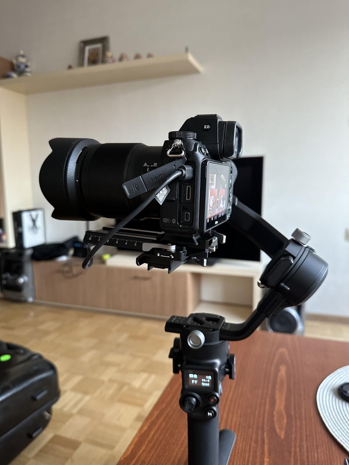 DJI RSC 2 - 3-Axis Gimbal Stabilizer for DSLR and Mirrorless Camera, Nikon, Sony, Panasonic, Canon, Fujifilm, 6.6 lb Payload, Foldable Design, Vertical Shooting, OLED Screen, Black customer photo 2