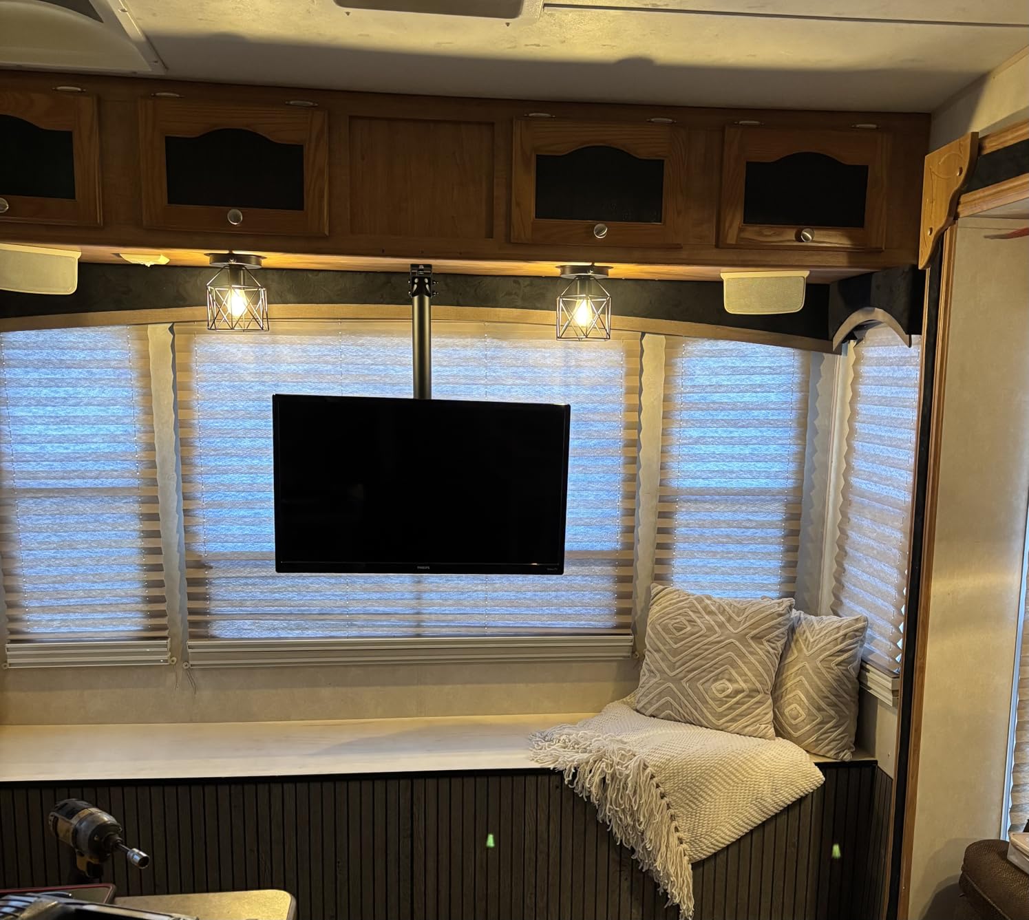 MOUNTUP Ceiling TV Mount for Most 24''- 65'' TVs, Hanging TV Ceiling Mount for 32 42 43 50 55 60 65 inch Screen, Full Motion Height Adjustable Bracket, Holes up to 99lbs, Max VESA 400x400mm, MU0039 customer photo 1