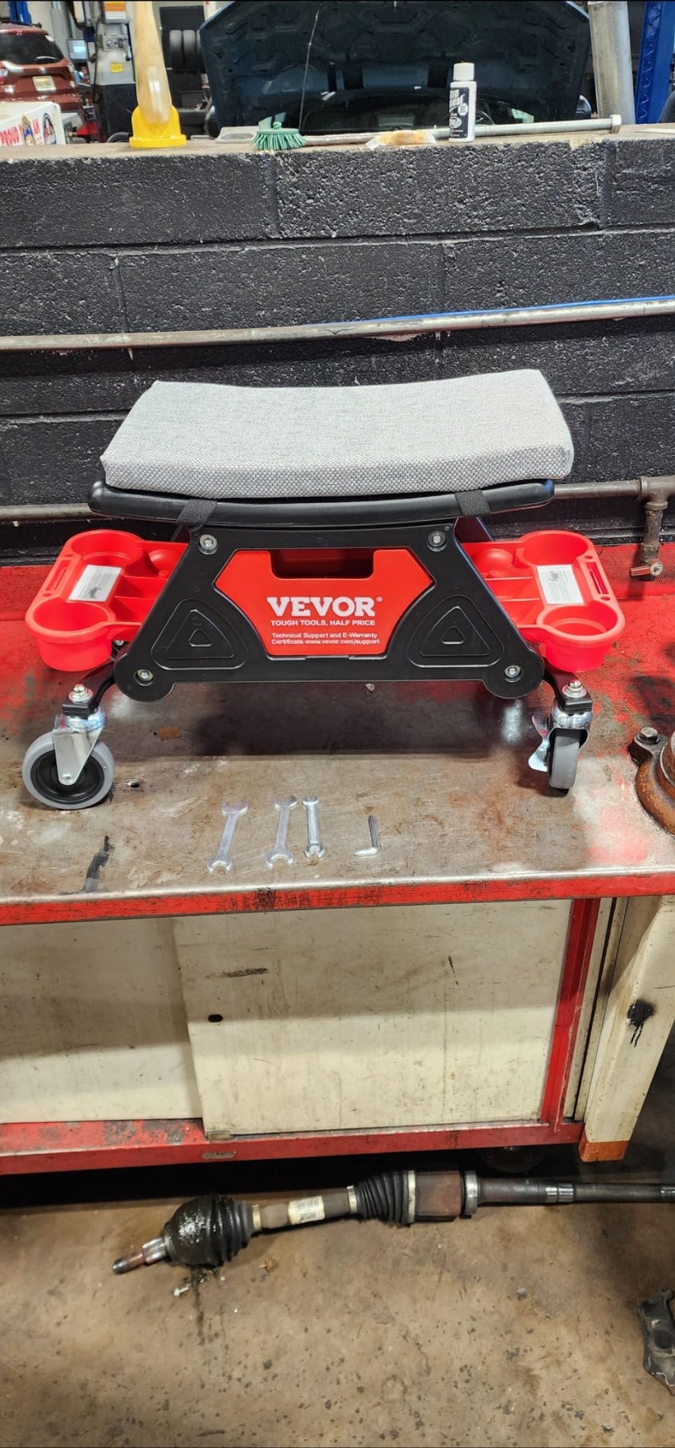 VEVOR Mechanic Stool 300 LBS Capacity Garage Stool Gift for Men, Heavy Duty Rolling Mechanics Seat, with Three Slide Out Tool Trays and Drawer, Tools for Automotive Auto Repair customer photo 2