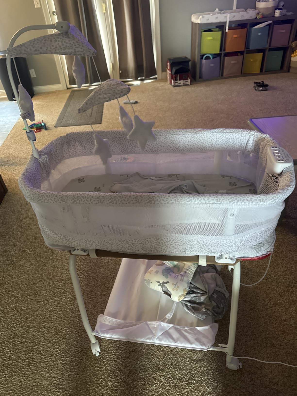 Delta Children SmartSleep Auto Glide Bassinet with Bluetooth, Alloy customer photo 2