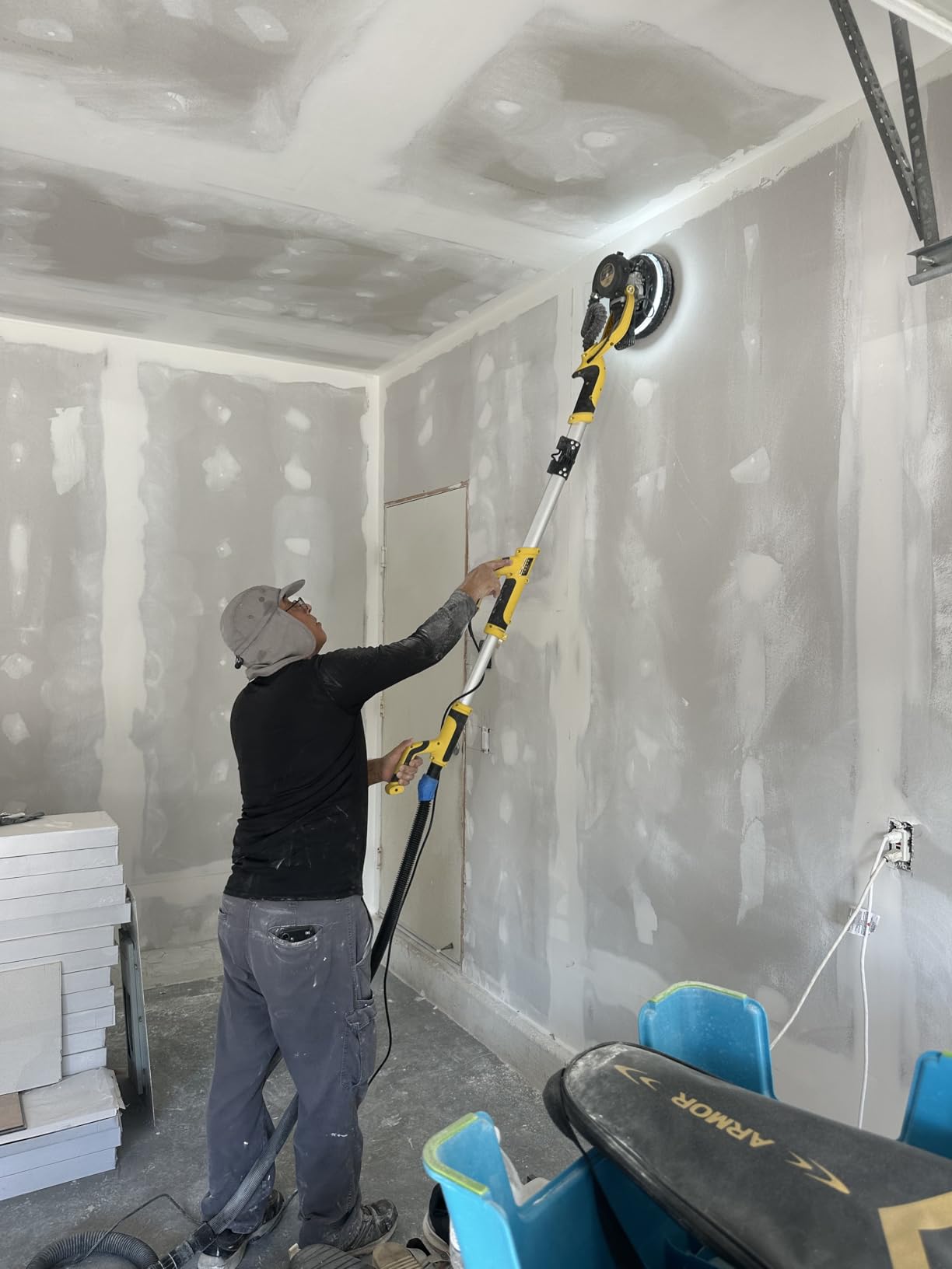 Drywall Sander, Electric Drywall Sander with Vacuum, Automatic Dust Removal, 7 Variable Speed, 900-1800RPM, 26’ Power Cord, Labor-Saving Handle and Patented Fixture for Ceiling Sanding, LED Light customer photo 1