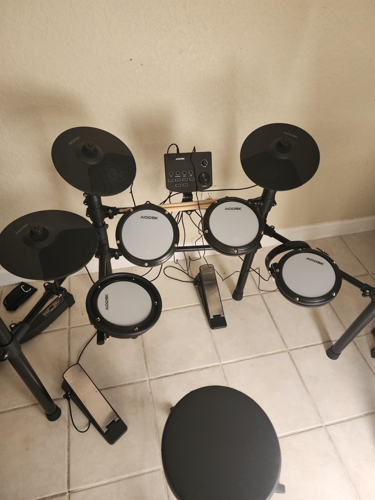 AODSK Electric Drum Set with Quiet Mesh Pads,Electronic Drum for Beginner,USB MIDI,Throne,Headphones,Sticks, Included 15 Kits and 195 Sounds (AED-403-Teenagers Beginners) customer photo 1