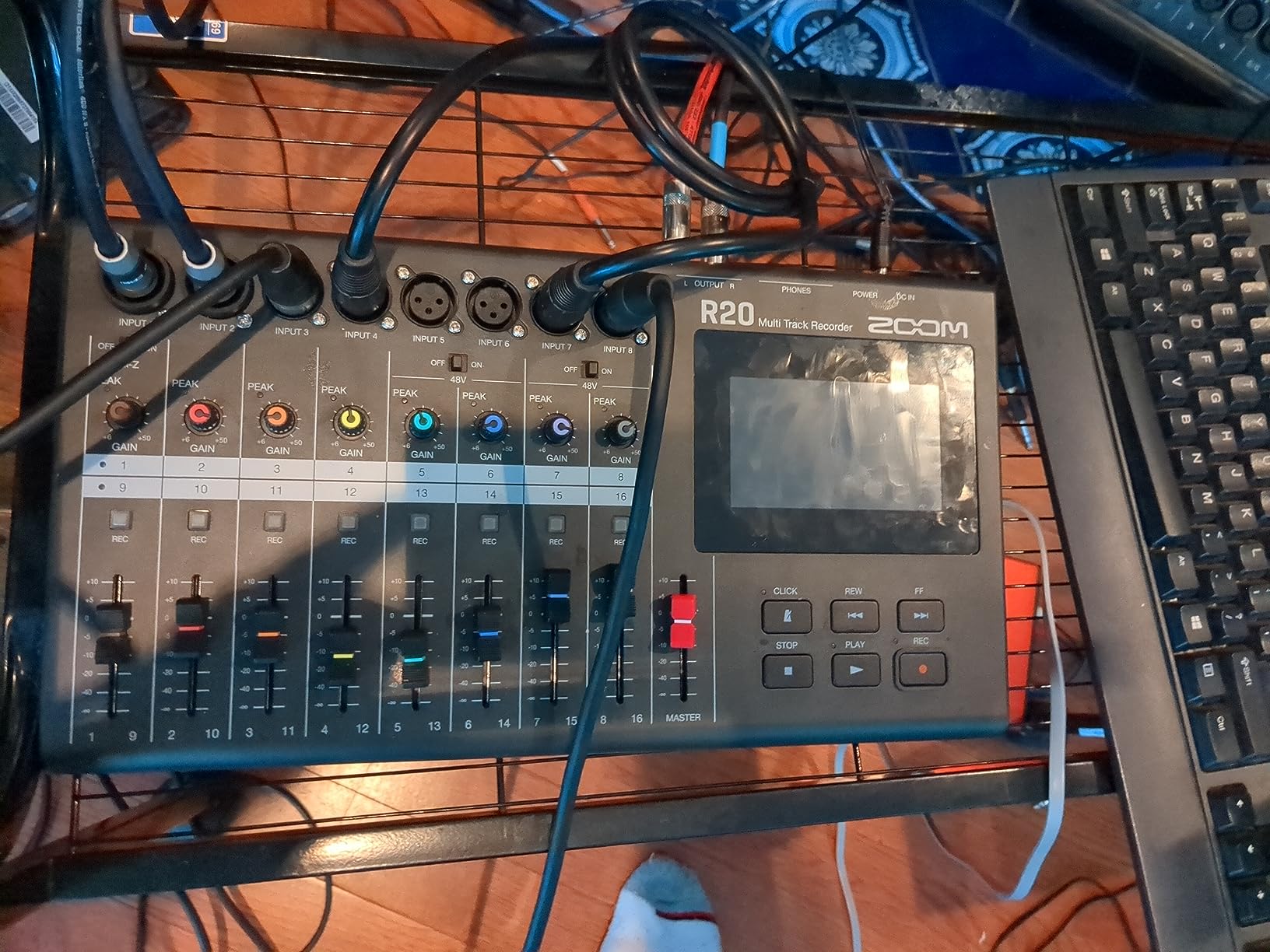 Zoom R20 Tabletop Recorder for Musicians with 16 Tracks & 6 XLR Inputs customer photo 1