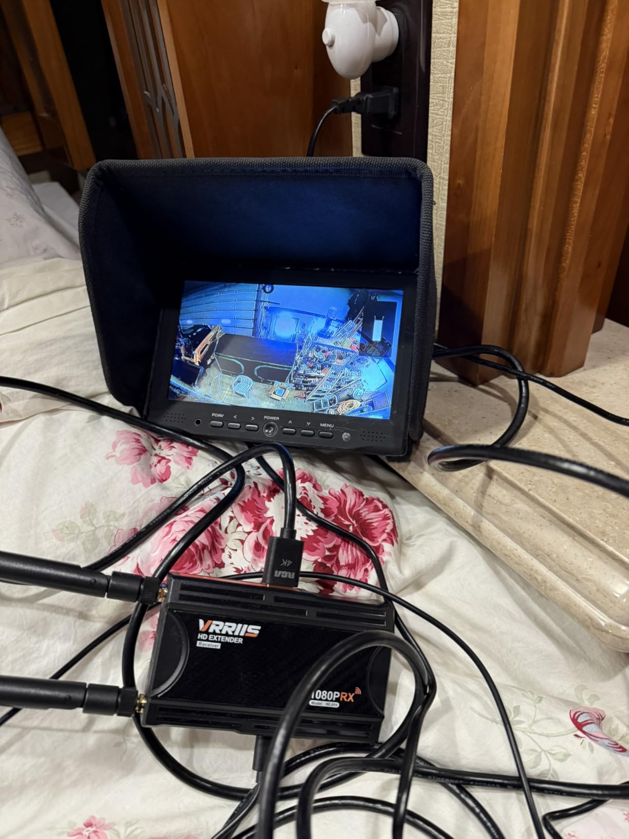 Wireless HDMI Transmitter and Receiver,250m(820ft) Wireless HDMI Extender Kit with Loop Out,2.4/5.8GHz 1080P Full HD for Streaming from DSLR,Laptop,TV Box,PS4 to TV/Projector IR Support. customer photo 2