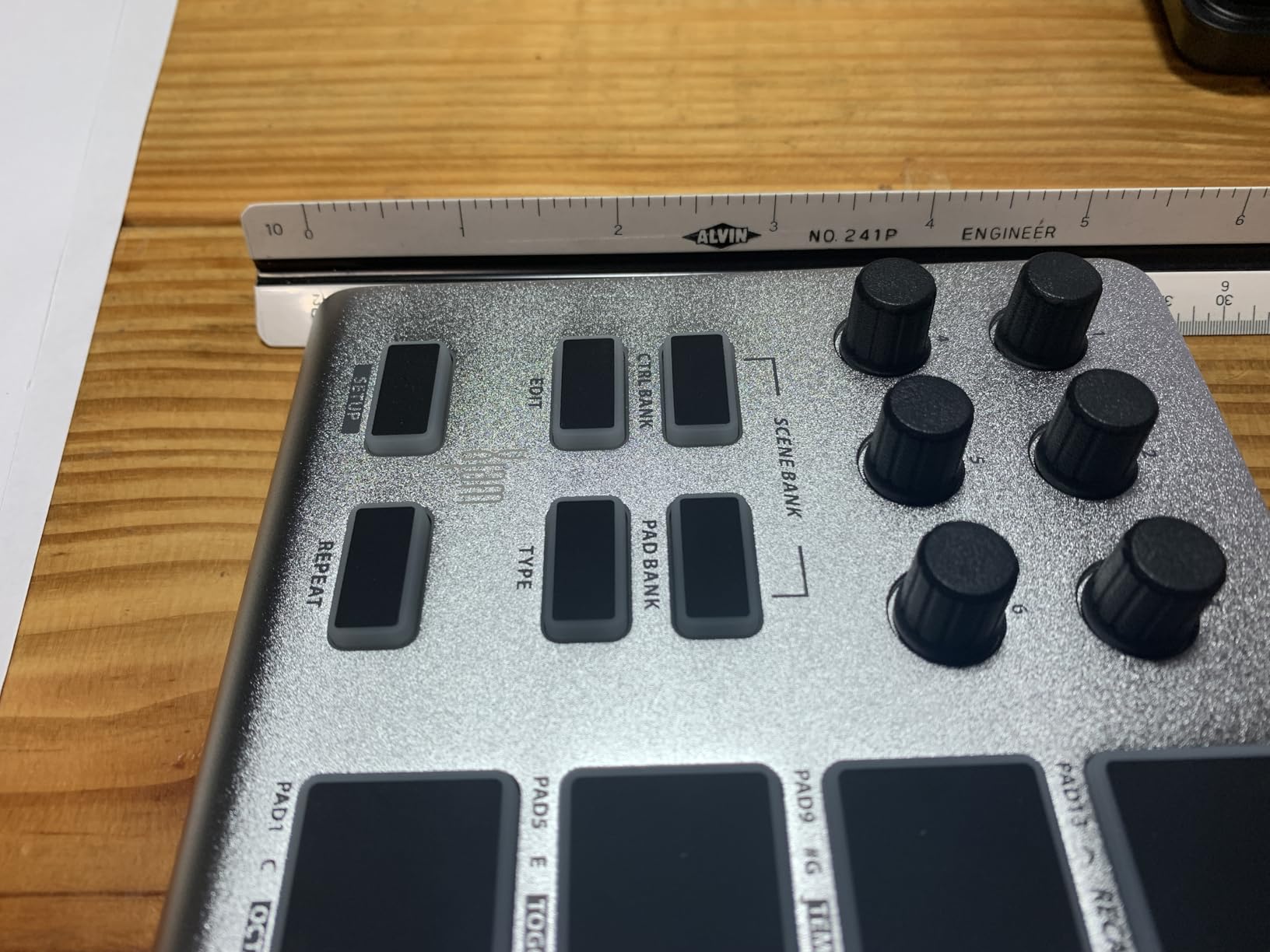 Xjam Mobile Studio MIDI Pad Controller - Apple-style ultra-thin aluminum frame, velocity-sensitive, polyphonic aftertouch, plug & play on iPad, iPhone, Mac, PC customer photo 2