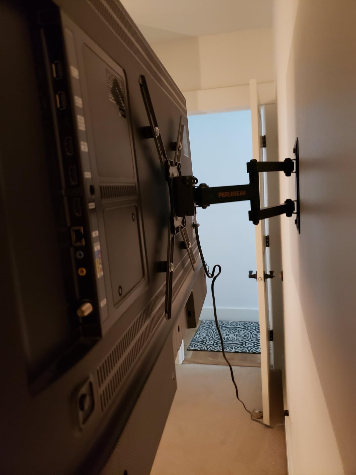 Perlegear Full Motion TV Mount for 26–65 inch TVs up to 82 lbs customer photo 2