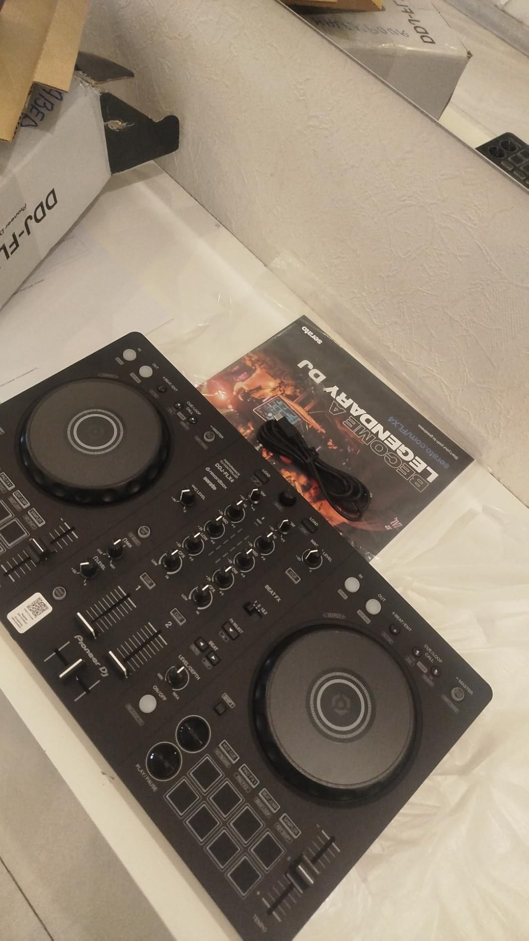 Pioneer DJ DDJ-FLX4 2-Channel DJ Controller, 16 Pads, Graphite | For learners and improvers, 2-channel 2-deck controller, Smart Fader, Smart CFX, mic and livestream ready, USB customer photo 2