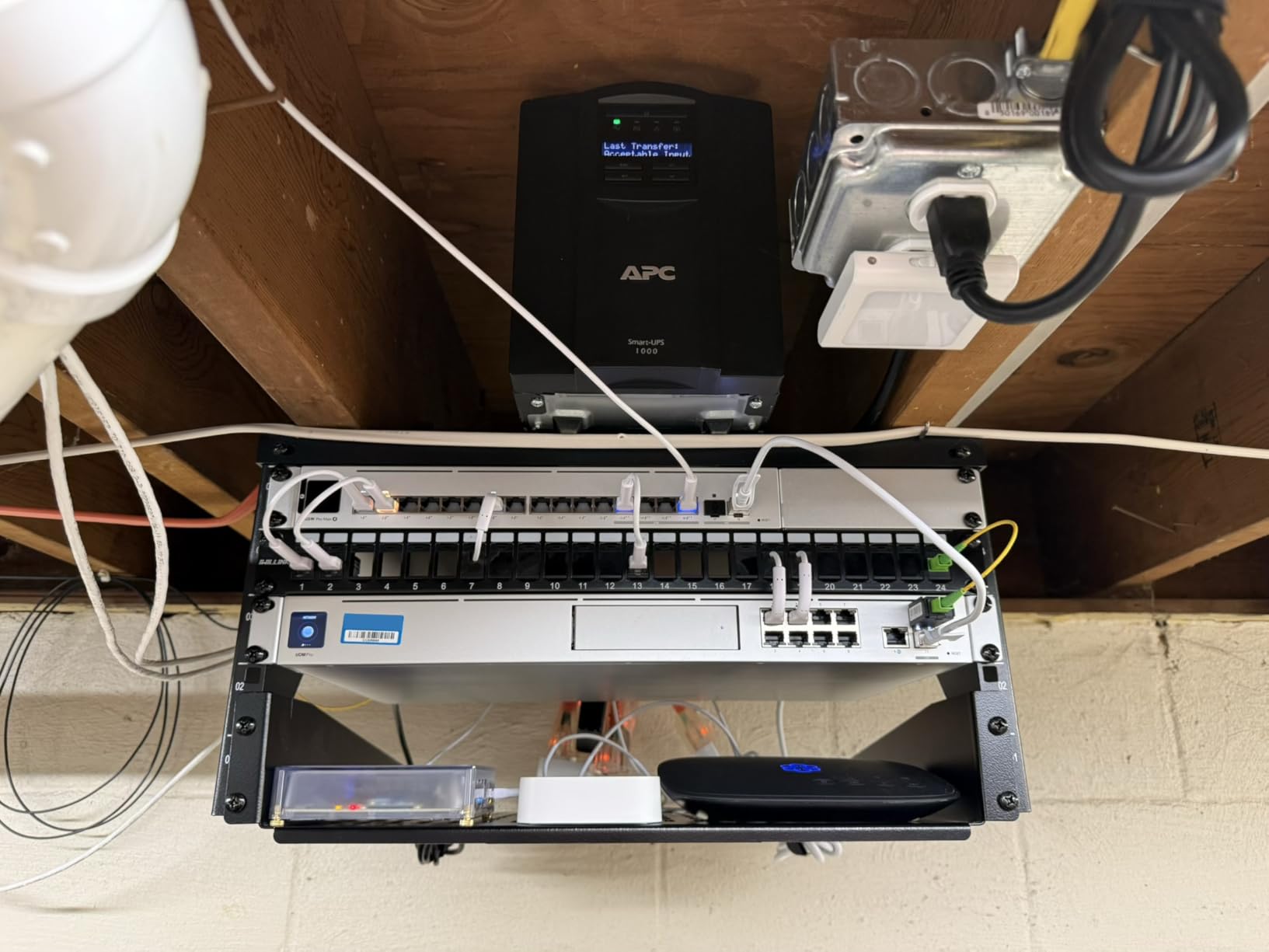 iwillink Blank 12-Port Keystone Patch Panel with 89D Wall Mount Bracket | Cat6 RJ45 Patch Panel, Versatile Vertical/Horizontal Installation, Includes 6 Blank Keystone Inserts for Custom Configurations customer photo 1