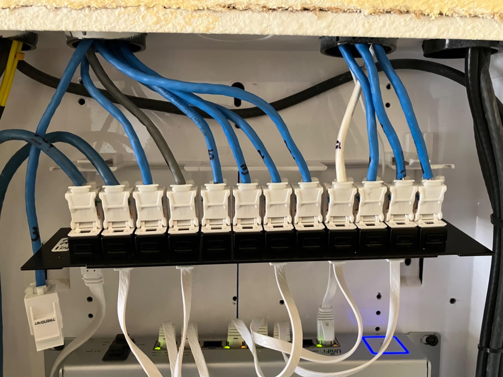 iwillink Blank 12-Port Keystone Patch Panel with 89D Wall Mount Bracket | Cat6 RJ45 Patch Panel, Versatile Vertical/Horizontal Installation, Includes 6 Blank Keystone Inserts for Custom Configurations customer photo 2