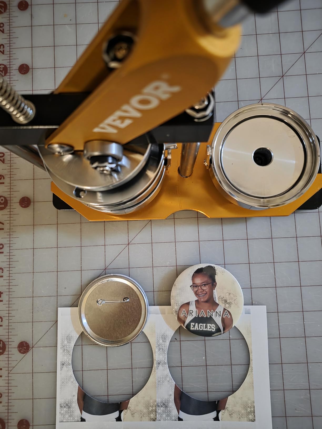 VEVOR Button Maker Machine 75 mm (3 inches) Metal Badge Punch Press Kit customer photo 2