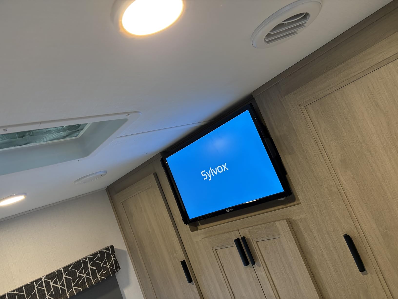 SYLVOX 27'' 12V RV TV, Google TV, Built-in DVD, 1080P, 9-32V Wide Voltage customer photo 2