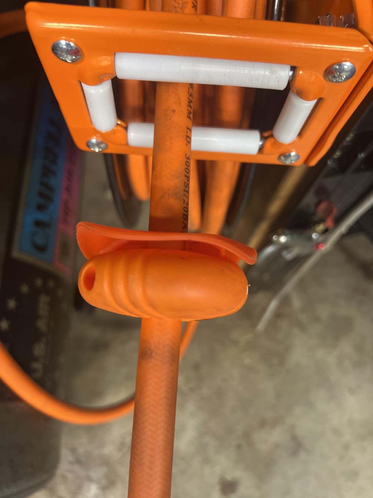 VEVOR Retractable Air Hose Reel 3/8 IN x 50 FT Hybrid Air Hose Max 300PSI customer photo 1