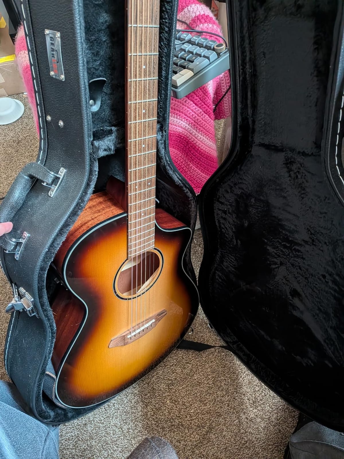 Gearlux Dreadnought Acoustic Guitar Hardshell Case with Accessory Compartment - Black customer photo 1