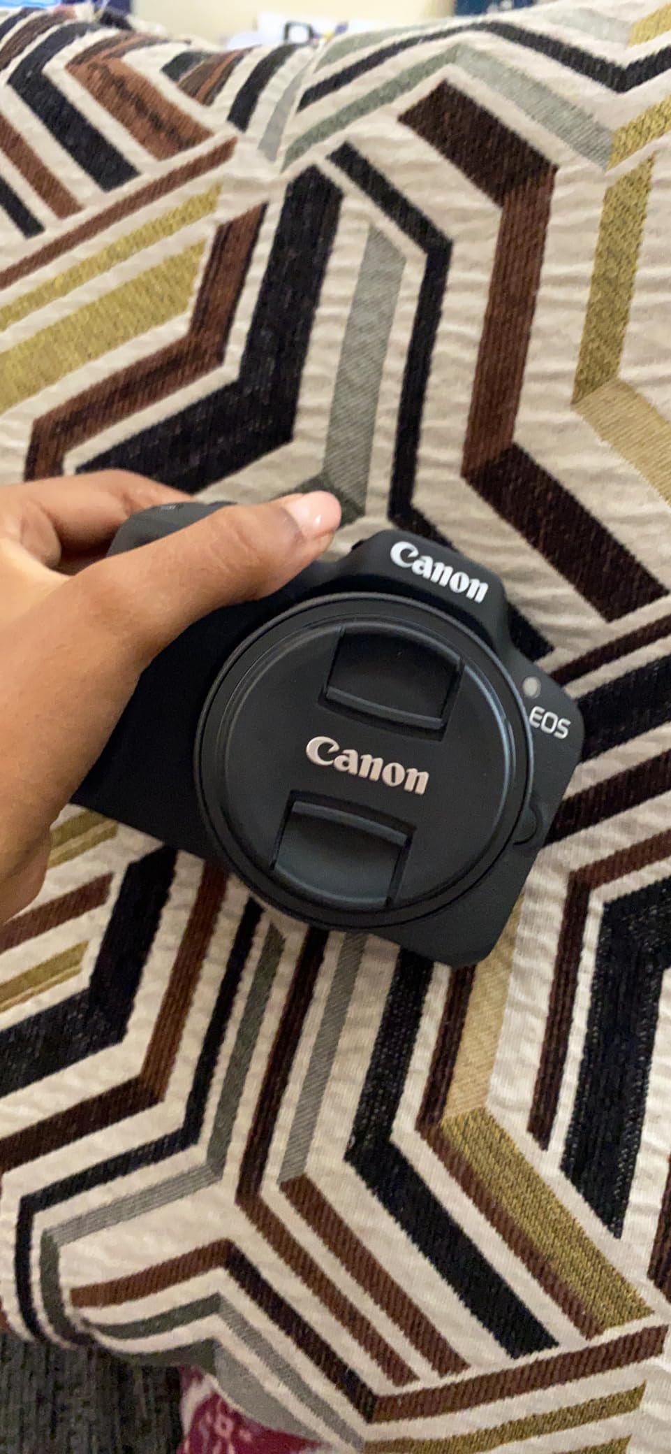Canon EOS R50 Content Creator Kit, Hybrid Mirrorless Camera with RF-S18-45mm F4.5-6.3 IS STM Lens, Tripod Grip, Microphone, Wireless Remote Control, 24.2 MP CMOS (APS-C) Sensor, Vlogging Camera, Black customer photo 1