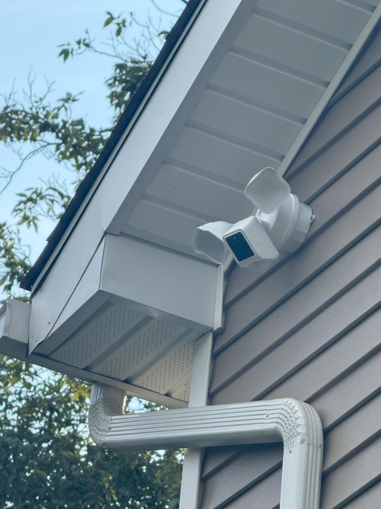 WYZE Floodlight Camera v2, 2K HD Outdoor Security Camera with 2800 Lumens customer photo 1