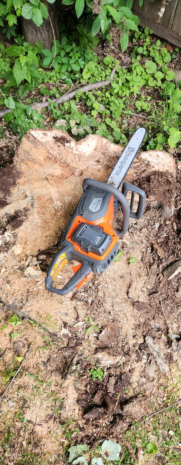 Husqvarna Power Axe 350i Cordless Electric Chainsaw, 18 Inch Chainsaw, Brushless Motor and Quiet Superior Cutting Power, 40V Lithium-Ion 7.5 Ah Battery and Charger Included, Gifts For Men, 970601202 customer photo 2