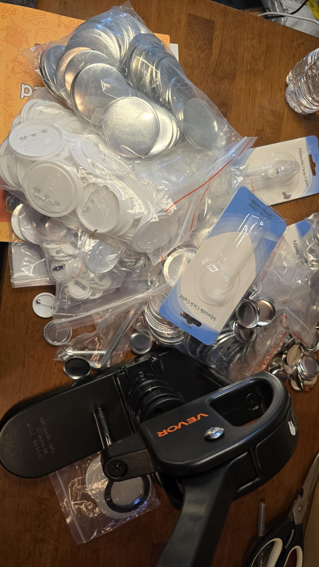 VEVOR Button Maker Machine 1/1.25/2.25 inch(25/32/58mm) 3-in-1 Pin Maker customer photo 1