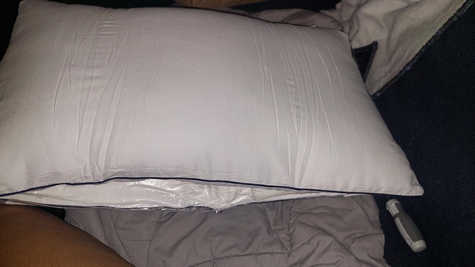 Vorouhals Hotel Collection Bed Pillows for Sleeping 2 Pack Standard Size Cooling Pillows Set of 2 for Back, Stomach or Side Sleepers, Super Soft Down Alternative Microfiber Filled Pillows customer photo 2