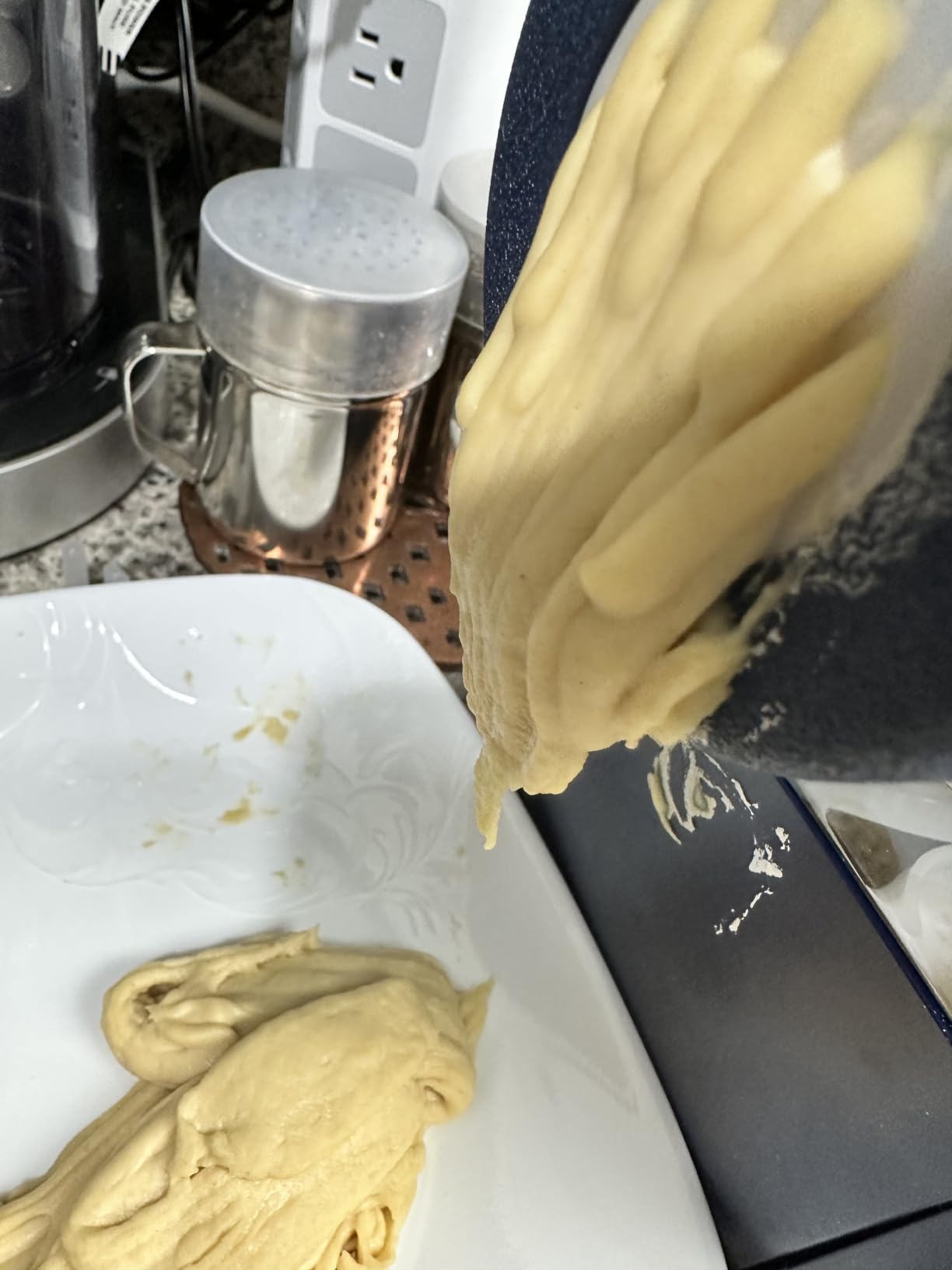 VEVOR Electric Pasta Maker, 150W Automatic Noodle Maker Machine with 8 Pasta Shapes, 4 Intelligent Modes, 500g Flour Capacity Pasta Maker Machine with Measuring Cups, Cleaning Brush for Home Kitchen customer photo 1