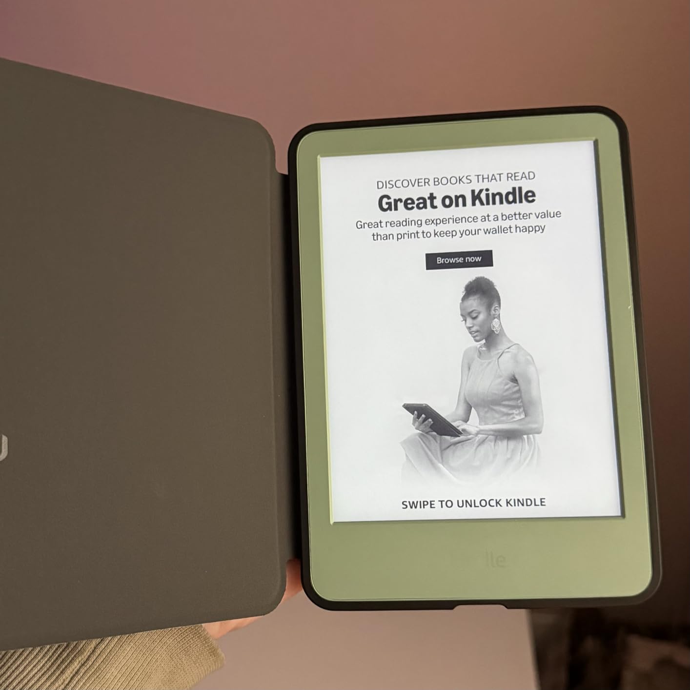 Amazon Kindle 16 GB (newest model) - Lightest and most compact Kindle, now with faster page turns, and higher contrast ratio, for an enhanced reading experience - Matcha customer photo 2