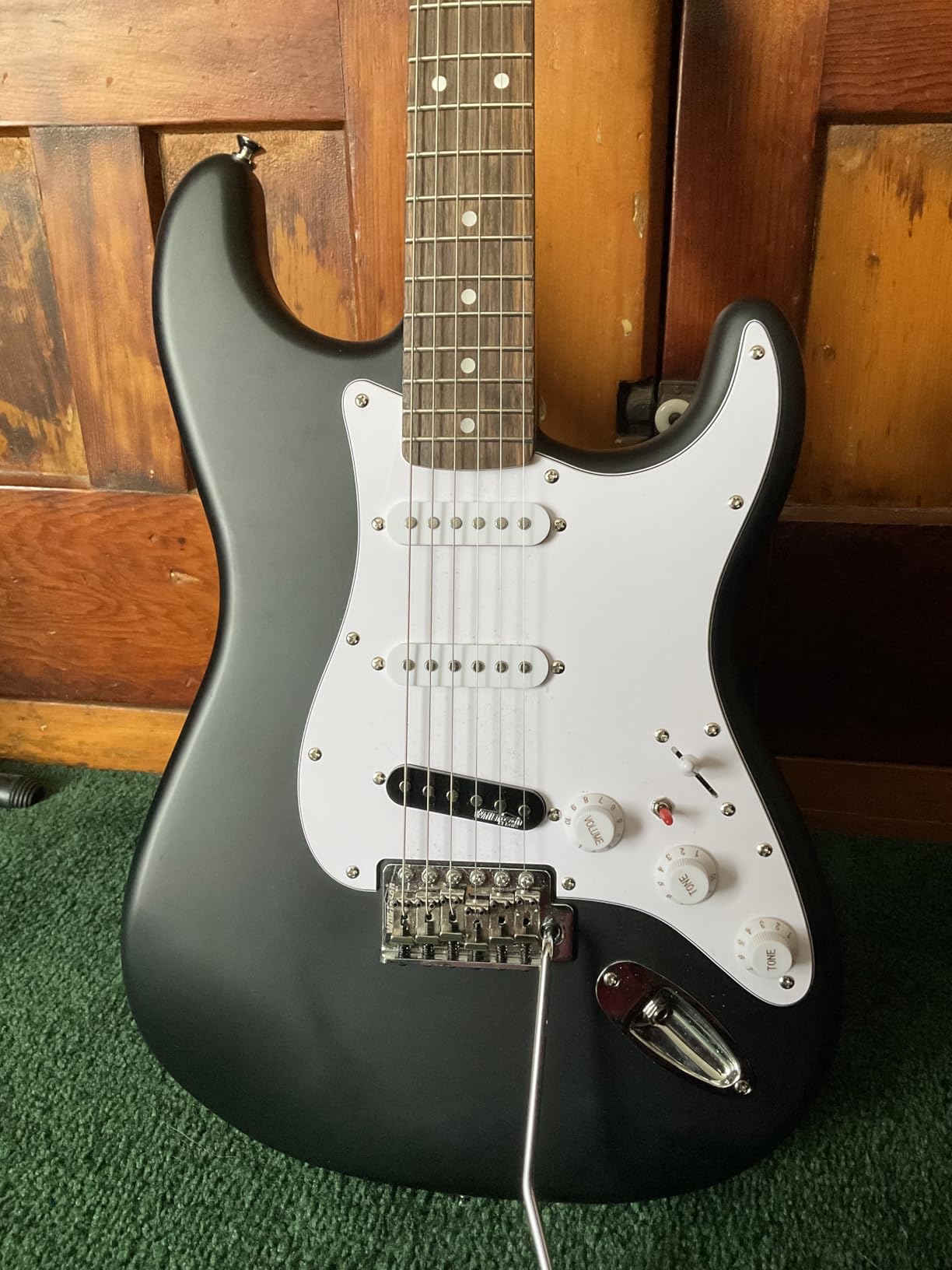 Fender Squier Debut Series Stratocaster Electric Guitar, Beginner Guitar, with 2-Year Warranty, Includes Free Lessons, Black with Matte Finish customer photo 1