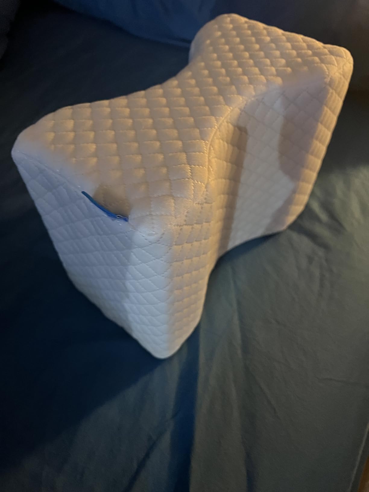 CloudBliss Cooling Gel Knee Pillow for Side Sleepers, Memory Foam, White | Contoured leg pillow, high-density foam, removable machine-washable cover, breathable fabric, hip and knee support customer photo 2