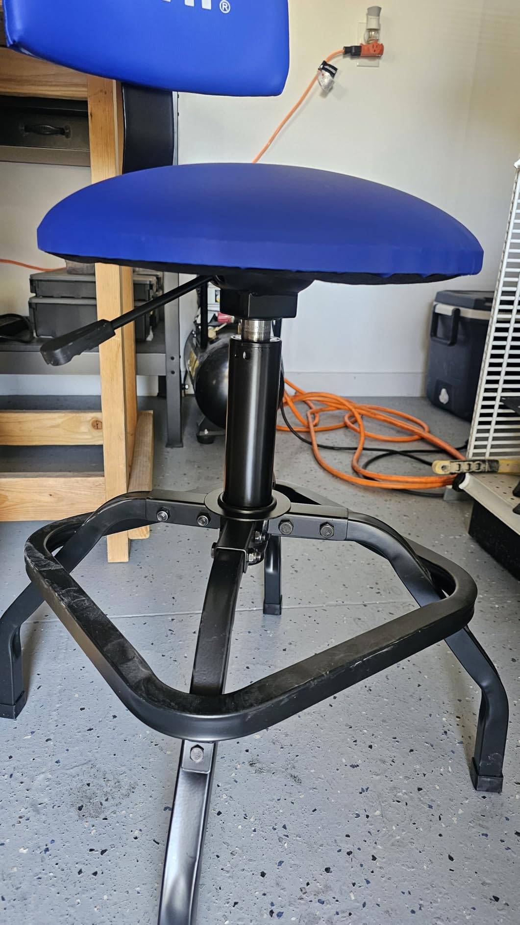 Shop Stool with Backrest, Mechanic Garage Stool for Workshop, Adjustable Shop Stools Chair, Padded Workbench Stools for Men Women, 300 LBS Capacity, 360° Swivel PVC Seat, Heavy Duty, Black customer photo 2