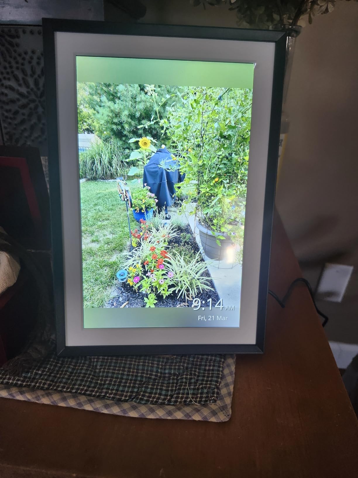Digital Picture Frame Powered by Nixplay 10.1