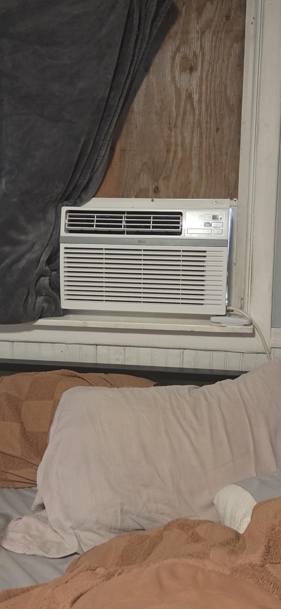 LG 8,000 Window Air Conditioner, 115V, 350 Sq.Ft. (14' x 25' Room Size), Quiet Operation, Electronic Control with Remote, 3 Cooling & Fan Speeds, Auto Restart, 8000 BTU, White | 115V, Remote Control, 3 Cooling and Fan Speeds, Auto-Restart, Electronic Controls, Quiet Operation, Rooms up to 350 Sq.Ft. customer photo 2