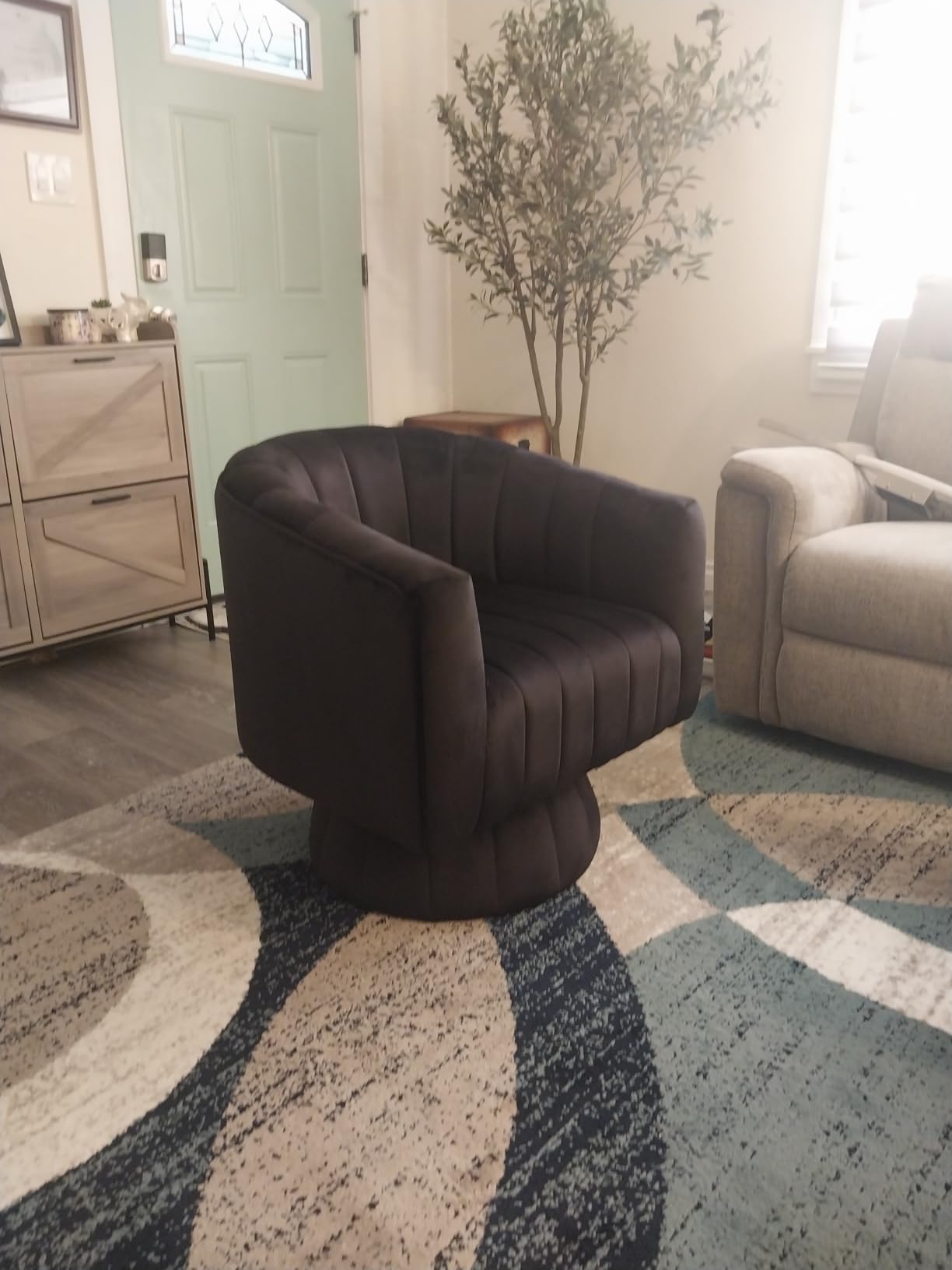 Kromax Swivel Accent Chair, Modern 360 Degree Swivel Barrel Chair, Beige | Mid Century Overstuffed Tufted Velvet Chair with Armrest, Comfy Round Armchair, Ideal for Living Room, Bedroom, Reading Room customer photo 2