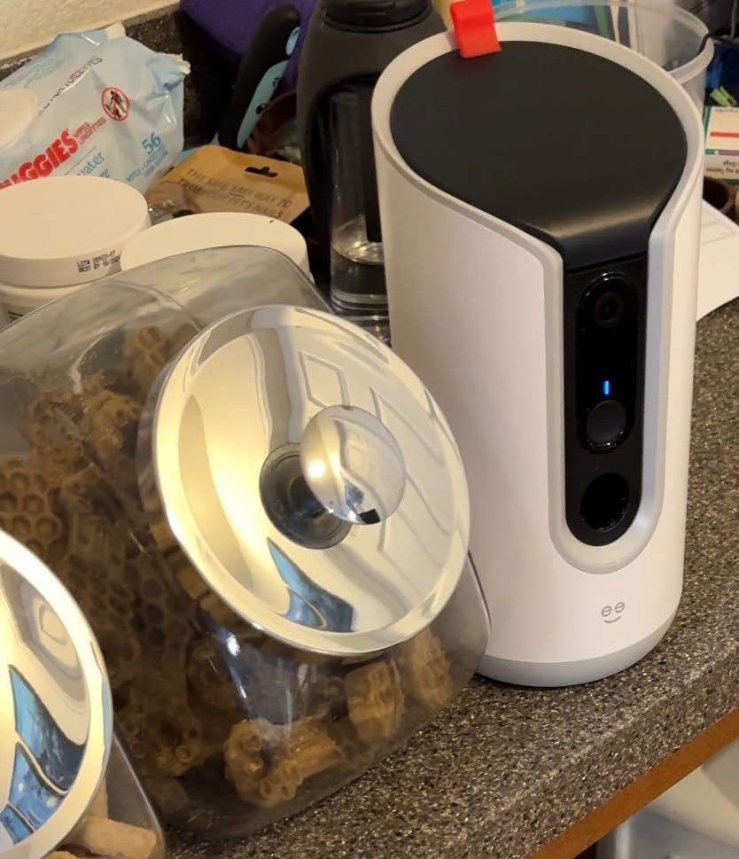 Geeni Pet Treat Dispenser Camera, 2K HD Wi-Fi Enabled, Auto-Follow, White customer photo 1