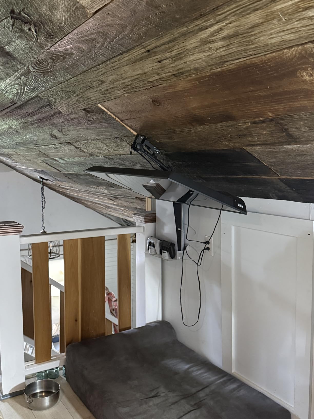 ELIVED Flip Down Ceiling TV Mount for Most 14-40 Inch TVs, 360° Swivel customer photo 2