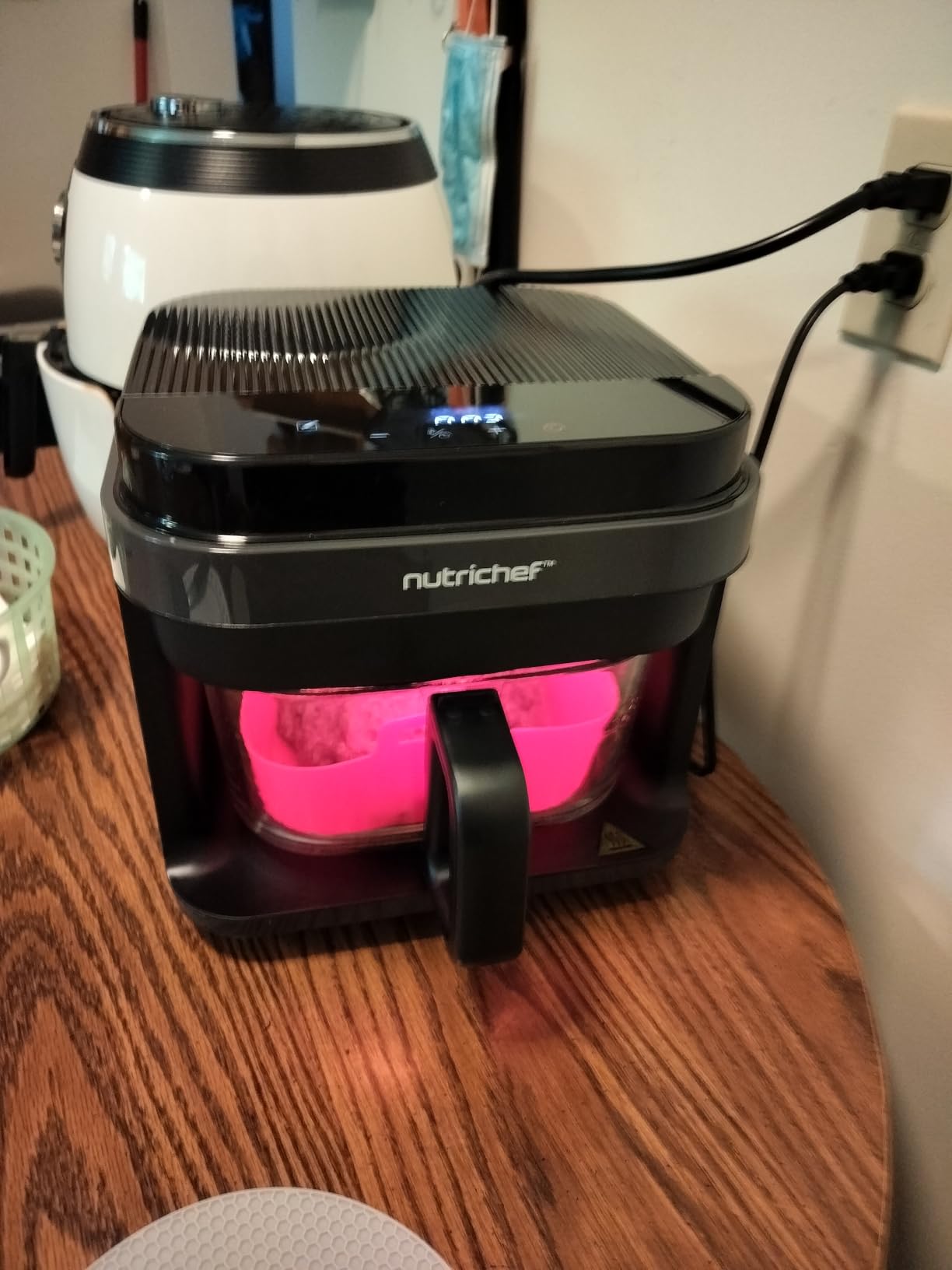Nutrichef 5.8 Quart Air Fryer | 8-in-1 Preset Cook Modes| Transparent Fry Bowl for Best Cooking Results | Cook Shrimp, Steak, Fries, Wings, Chicken & More | Precise Temperature Control & Time | White customer photo 2