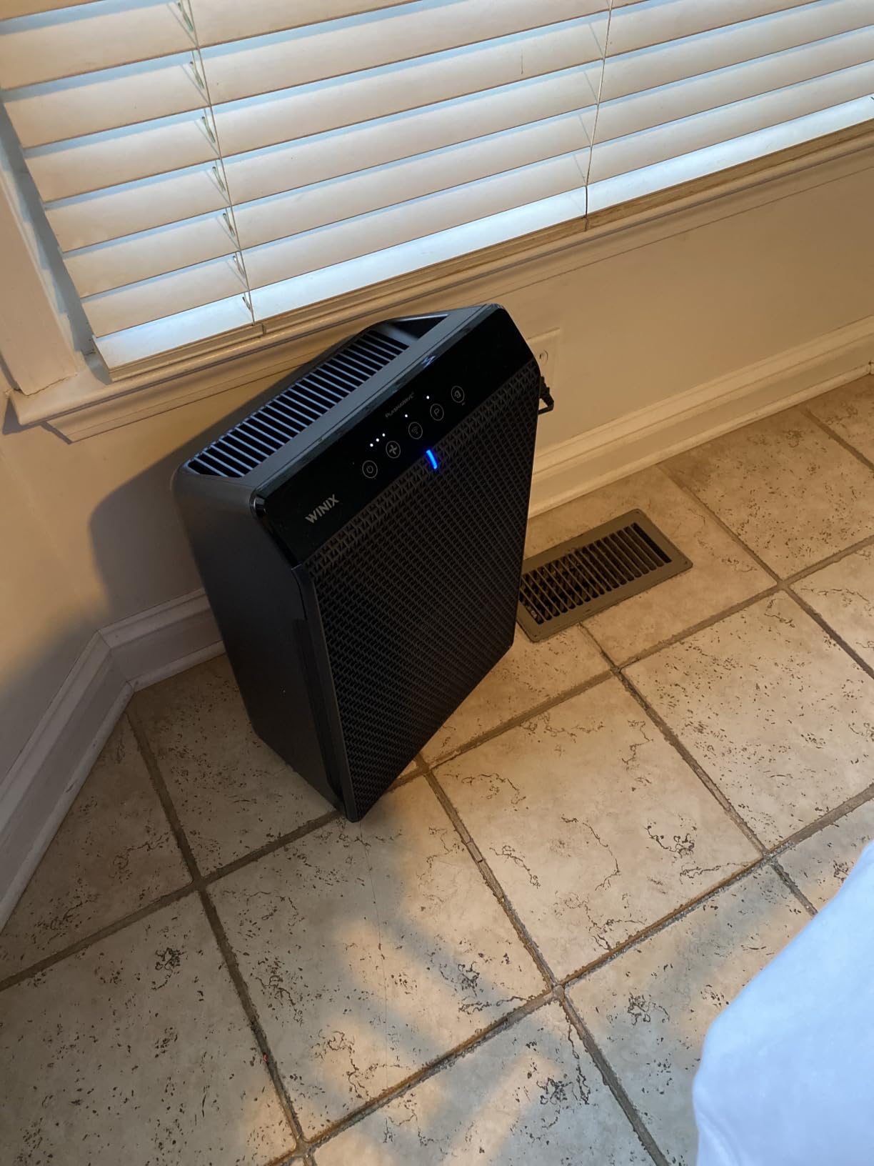 WINIX 5520 Air Purifier for Home Large Room Up to 1882 Ft² in 1 Hr With Air Quality Monitor, True HEPA, High Deodorization Carbon Filter and Auto Mode, Captures Pet Allergies, Smoke, Dust. customer photo 1
