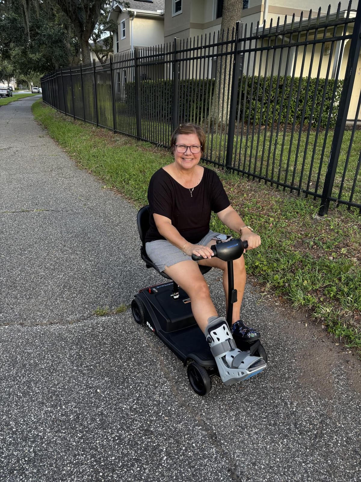 WAYCARE Mobility Scooter for Adults & Seniors, 330 lb 15-20 Mile Range Red customer photo 2