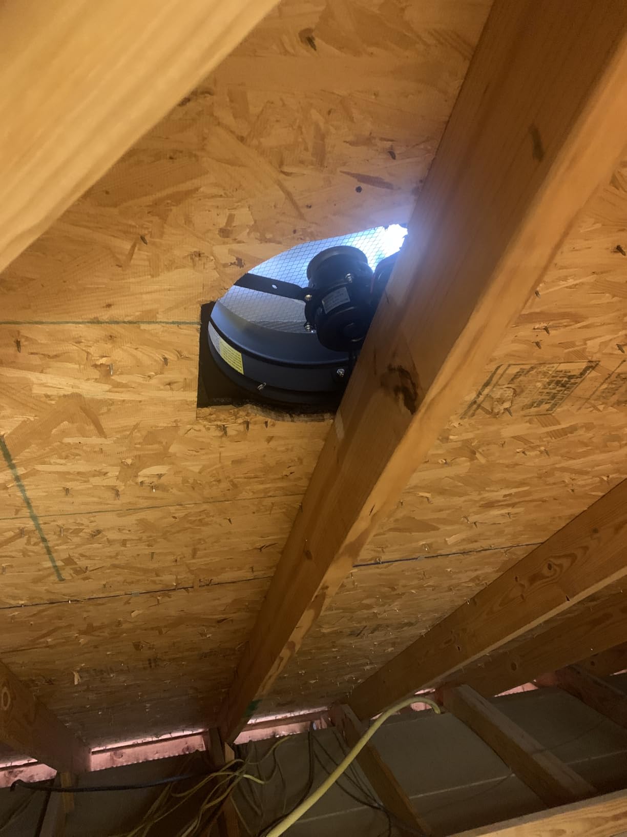 VEVOR 35W Solar Attic Fan, 2400 CFM with Auto Temp Control, Weatherproof, Low-Noise Automatic Ventilation for Attic, Shed, & Garage customer photo 2